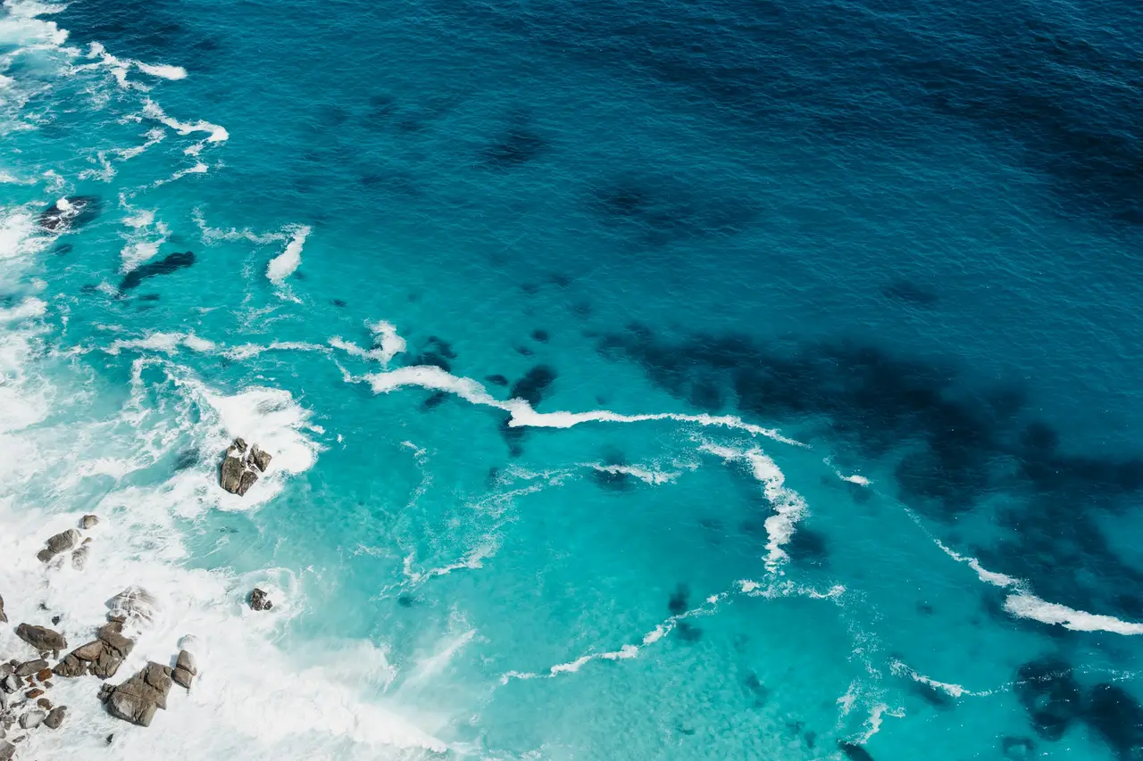 從空中俯瞰的海面,浪紋層層推向岸邊